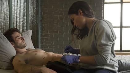 Curando las heridas de Matt Murdock (Charlie Cox), en Dardevil (2015)