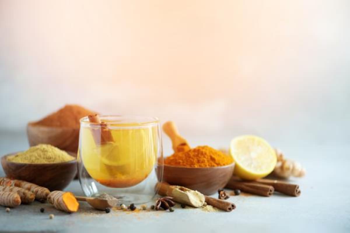 Cúrcuma con jugo de limón: los beneficios de beber esta preparación cuando comienza el día