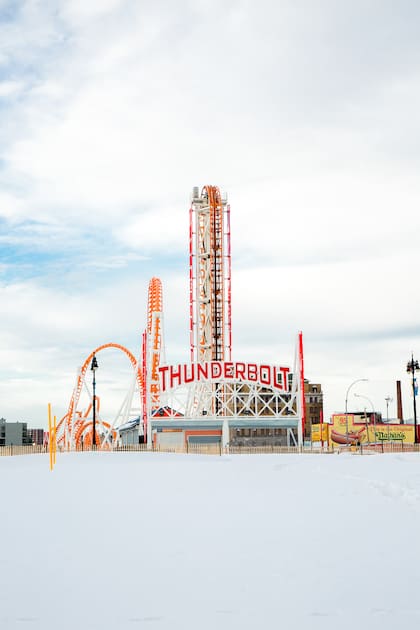 Curiosa imagen de Coney Island nevada, en una fotografía de Bárbara Lanata que se exhibe actualmente en la Feria BADA