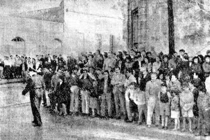 Curiosos frente a la casa