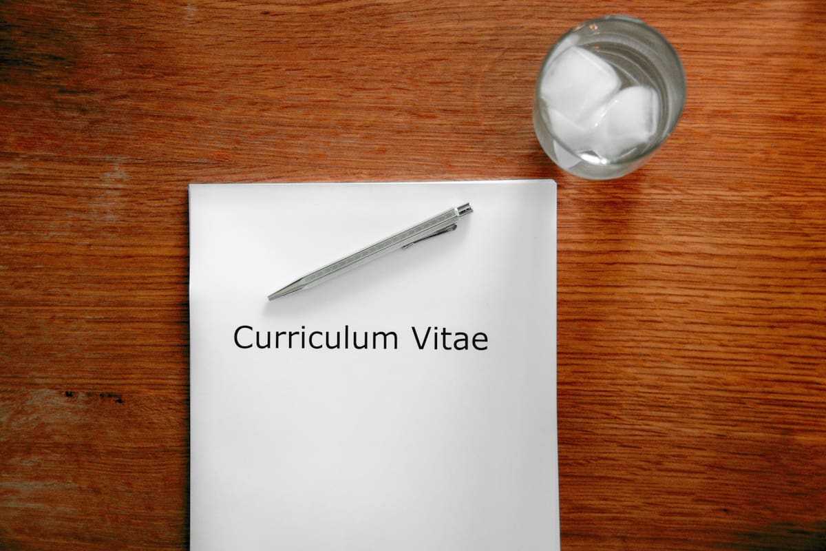 Currículum vitae hace referencia a un término en latín que significa "carrera de vida"; es común encontrar la abreviatura "CV" en las solicitudes para vacantes laborales