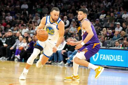 Curry anota 25 puntos y Warriors aplastan 133-95 a Suns para seguir en la lucha por los playoffs