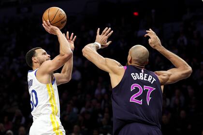 Curry anota 26 puntos y Warriors propinan quinta derrota consecutiva a Timberwolves
