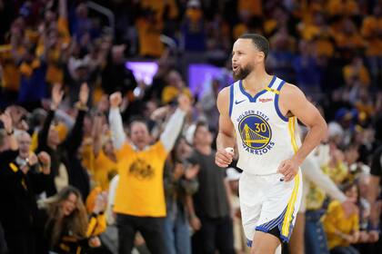 Curry brilla con 36 puntos y Warriors vencen 104-93 a Rockets para tomar ventaja 2-1