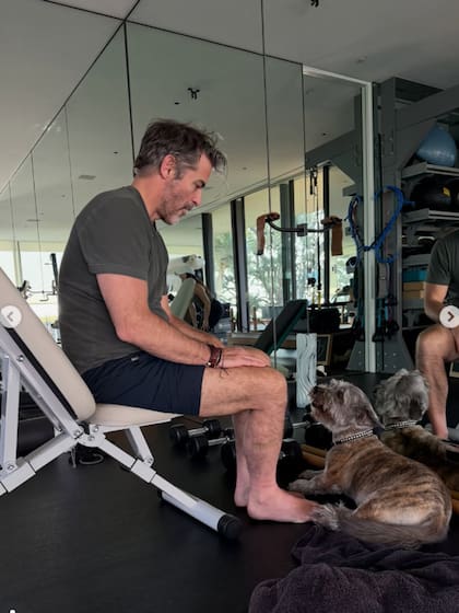 Curtis, de entrecasa, junto al perro de Aniston