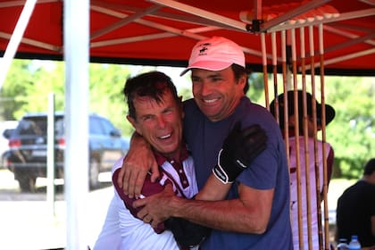 Curtis Pilot es abrazado en los palenques; el patrón oriundo de Alabama ganó el Abierto de Jockey, horas antes de volar de regreso a Estados Unidos.