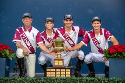 Curtis Pilot, Mackenzie Weiss, Jeta Castagnola y Lorenzo Chavanne, tras ganar la Copa de Oro