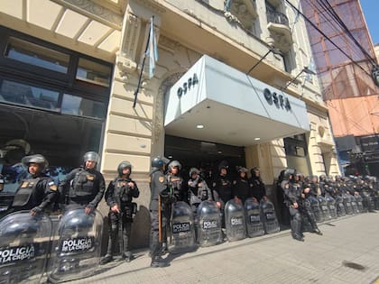 Custodia policial en la sede de la Obra Social de las Fuerzas Armadas (OSFA)