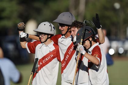 Custodio Eleno, Matías "Vizcacha" Mac Donough, Martín Podestá y Fermín Mac Donough apenas bajados de los caballos: son La Irenita, son campeones de la Copa República Argentina de polo.