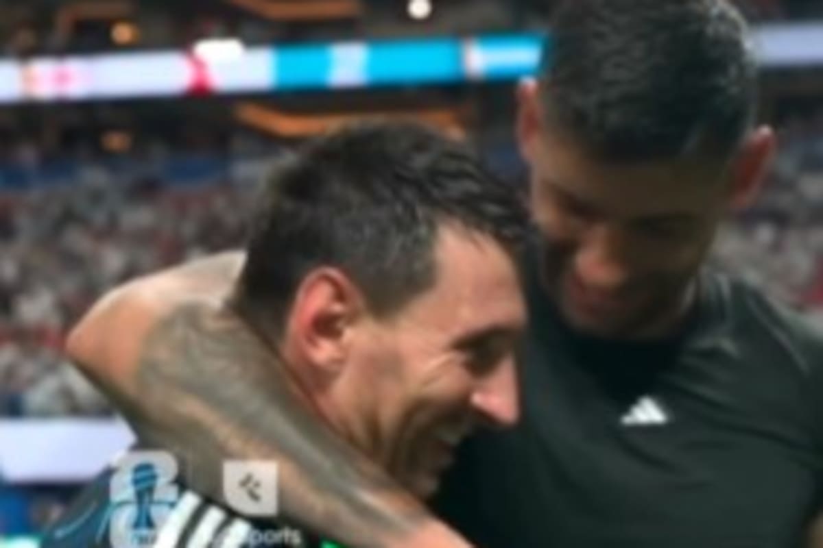 Cuti Romero abraza a Messi (@TyCSports)