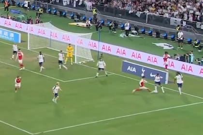 Cuti Romero acaba de recuperar la pelota, Kai Havertz (delantero de Arsenal) pretendió presionar ante la pérdida del balón y el defensor argentino de Tottenham le tiró un gran caño