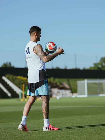 Cuti Romero en un entrenamiento de la selección argentina; el defensor está cerca de recibir el alta médica