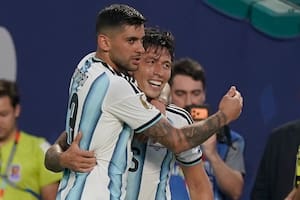 El Cuti Romero le respondió a Gary Neville tras sus críticas a la dupla central de la Argentina