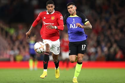 Cuti Romero persigue a Rashford en una noche con mucho trabajo para el cordobés