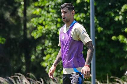 Cuti Romero se volvió a Inglaterra donde continuará la recuperación de su molestia en el pie derecho (x.com/argentina)