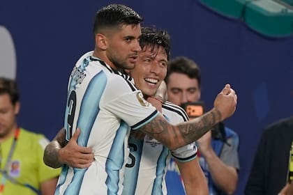 Cuti Romero y Lisandro Martínez, los centrales goleadores ante Cabo Verde