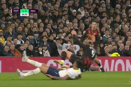 Cuti Romero y su fuerte entrada ante Haaland