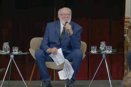 Cuttica estaba lamentando a ausencia de artistas entre el público en el acto de ayer, cuando pidieron desalojar la sala “por razones de fuerza mayor”