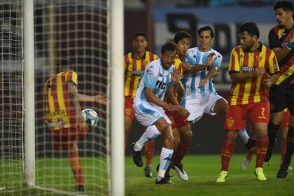 Cvitanich, delantero de Racing, no lo puede creer: le sacaron un gol en la línea