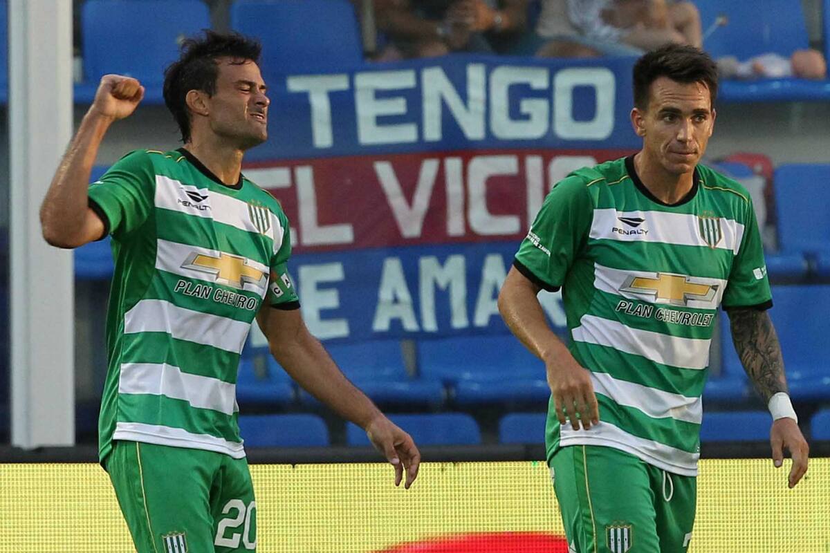 Cvitanich festeja el empate parcial; luego anotó el penal del triunfo en Victoria