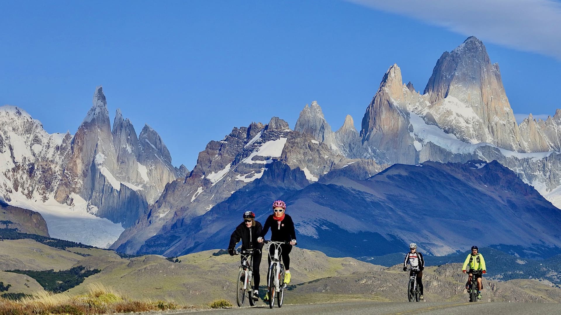 Boom de salidas en bicicletas: el camino a El Chaltén con el Fitz Roy y el cerro Torre de fondo es una opción que cautiva por su belleza