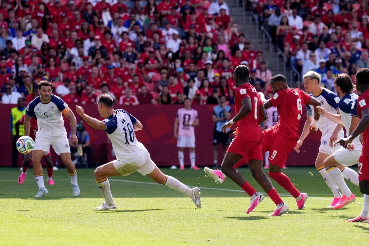 Cyle Larin anota el 1-1 para Canadá