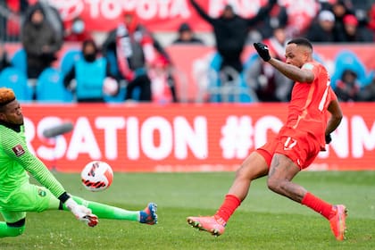Cyle Larin, en acción, en el gol frente a Jamaica; Canadá se metió sin sobresaltos en Qatar 2022