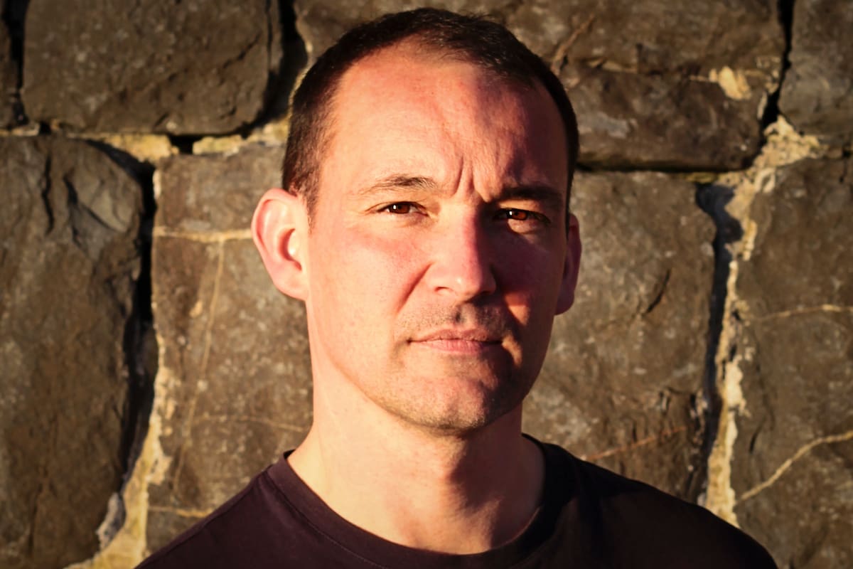 Cynan Jones. "Las relaciones amorosas tienen el mismo temperamento que el clima"