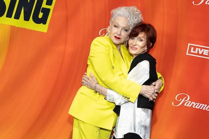 Cyndi Lauper se abraza con Sharon Osbourne antes de a proyección del documental Let The Canary Sing, en el Teatro Chino de Los Ángeles; el film, que se podrá ver en la plataforma Paramount+, repasa la historia de la cantante, desde su irrupción con hits como "All Through the Night" y "Girls Just Want To Have Fun"