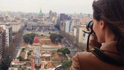 Cynthia aconseja recorrer la ciudad tal como si se estuviera de viaje