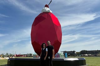 Un rubí con crema de ocho metros de altura sorprende en Lollapalooza