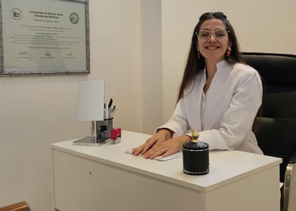 Cynthia en su consultorio disfrutando de su trabajo.