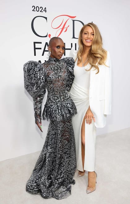 Cynthia Erivo posó junto a Blake Lively antes de ingresar al American Museum of Natural History de Nueva York; la actriz de Wicked llevó un vestido negro con trasparencias y estampas metalizadas, con cuello alto, hombros bombé y peplum