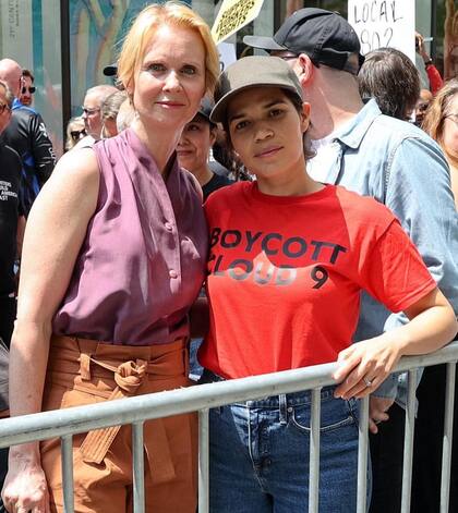 Cynthia Nixon, protagonista, directora y productora de And Just Like That (la secuela de Sex And The City), en la huelga de actores.