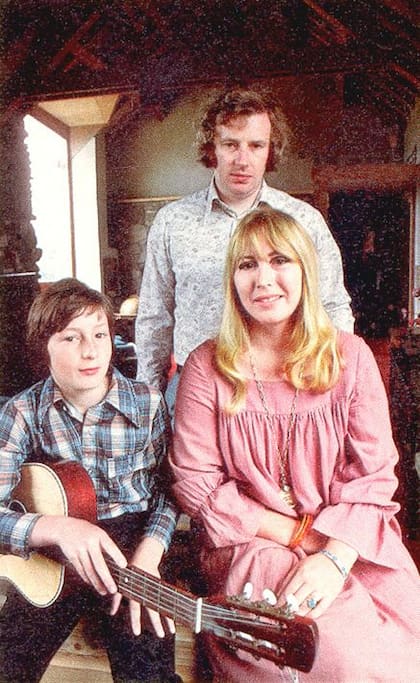 Cynthia Powell junto a su hijo Julian Lennon y a quien fue su tercer marido, John Twist