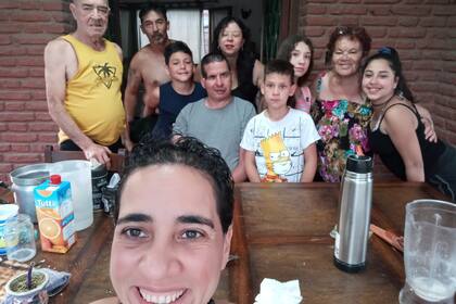 Otros tiempos: Cynthia Mussa, en primer plano, y detrás, Fernando Cáceres y su familia