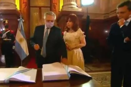 El presidente Alberto Fernández no se limitó a firmar y dejó un mensaje en los libros de actas de apertura de sesiones de ambas cámaras