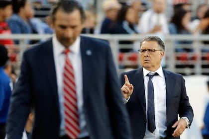 Gerardo Martino, DT de Argentina, y su par de Chile, Juan Antonio Pizzi, en la Copa América
