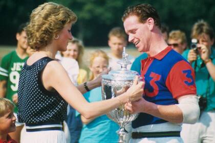 El romance entre Lady Di y Hewitt se interrumpió en 1990, cuando él debió mudarse a Alemania
