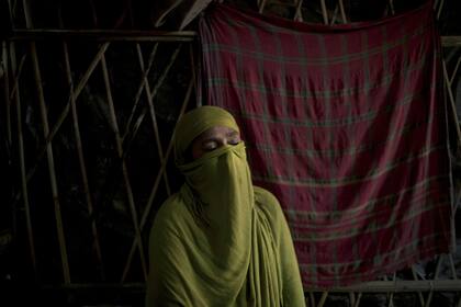D recuerdo que fue violada tan fuerte que tuvo que envolver su pelvis con su velo para caminar hasta Bangladesh