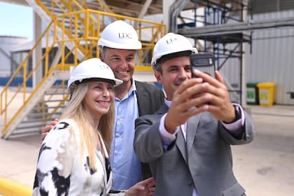 D6VODMT26RC55P2OEWPO2YUQVU
*El Gobierno participó de la inauguración de una planta industrial de Dreyfus en Timbúes
Dreyfus en Timbúes; política; planta; industrial; industria; Karina; adorni; casco