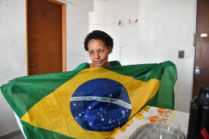 Da Cruz Rodrigues, ciudadana brasileña, condenada por entrar al Congreso de Brasil el 8 de enero de 2023, en su apartamento de La Plata.
(Foto: ENRIQUE GARCIA MEDINA)