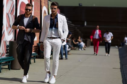 Da igual el color del traje, las zapatillas blancas siempre quedan bien