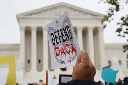 DACA es la forma más reconocida de Acción Diferida, un programa anunciado el 15 de junio de 2012 que consolida un beneficio idéntico: suspensión temporal de remoción