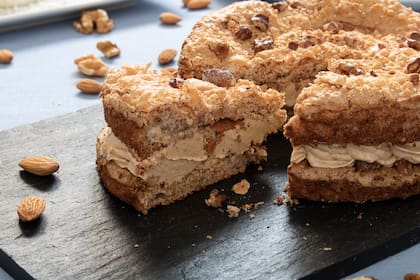 Dacquoise con merengue de almendras y crema de banana