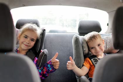 Dado que estas sillas tienen un costo elevado, y las que son usadas pueden presentar riesgos debido a su fecha de vencimiento y posibles accidentes previos, muchas familias buscan alternativas