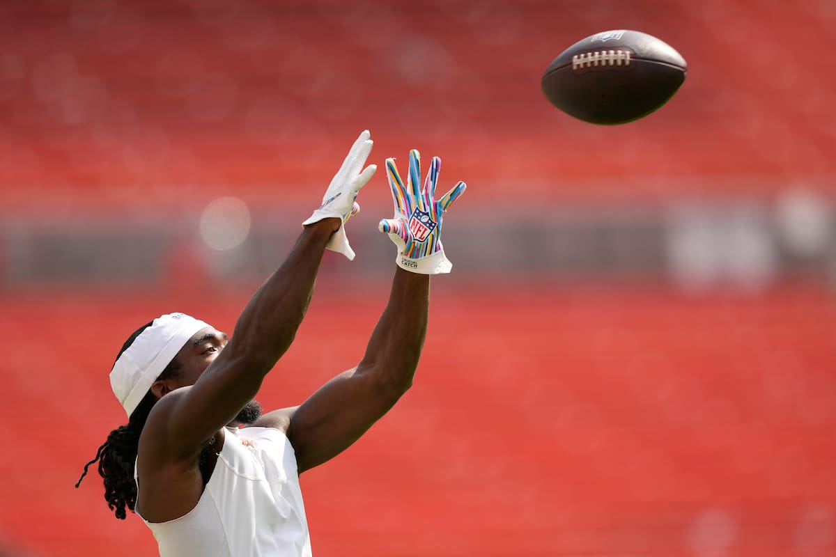 Dae'Quan Wright, ala cerrada de los Browns de Cleveland, calienta previo a un partido de pretemporad
