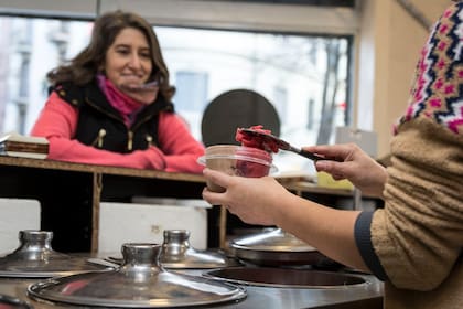 Dafna compra helado y lleva su propio tupper