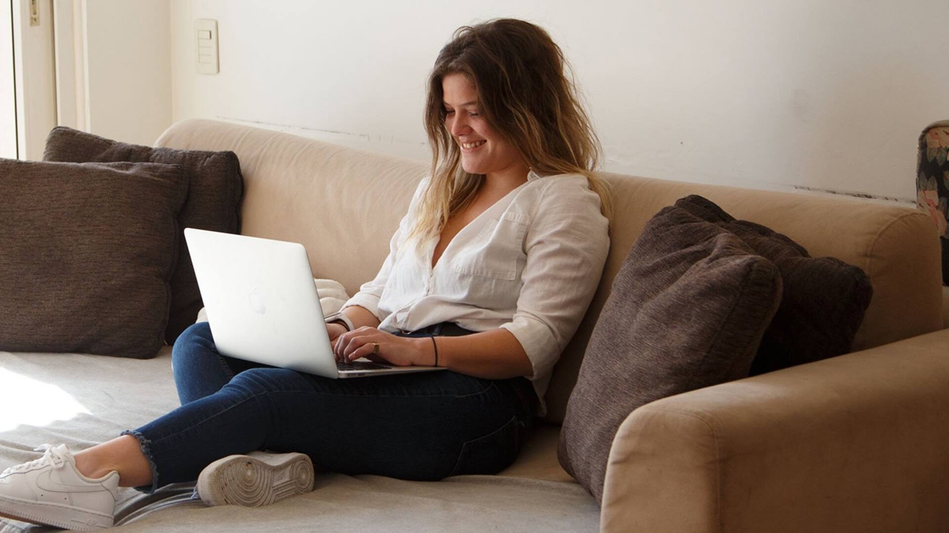 Sofía se prepara para una cita virtual desde el sillón de su casa