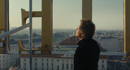 Dafoe y un personaje que se integra al espíritu y la arquitectura histórica de Viena